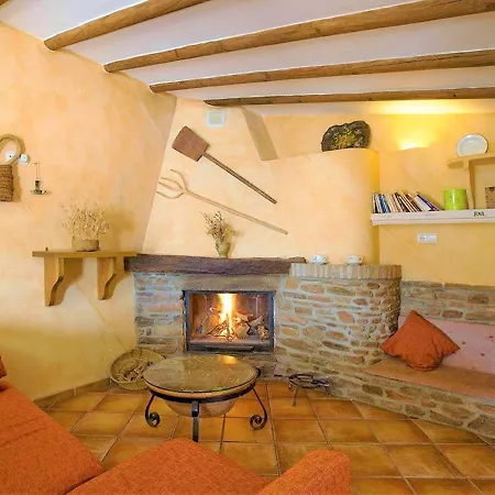 Inviting In With Shared Pool Holiday home Laroya
